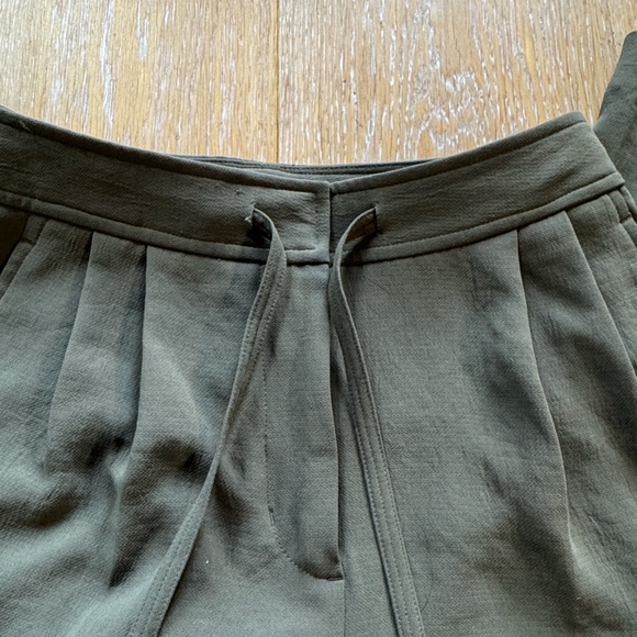 Aritzia Wilfred Shift Cargo PantRelaxed barrel-leg crepe cargo pants